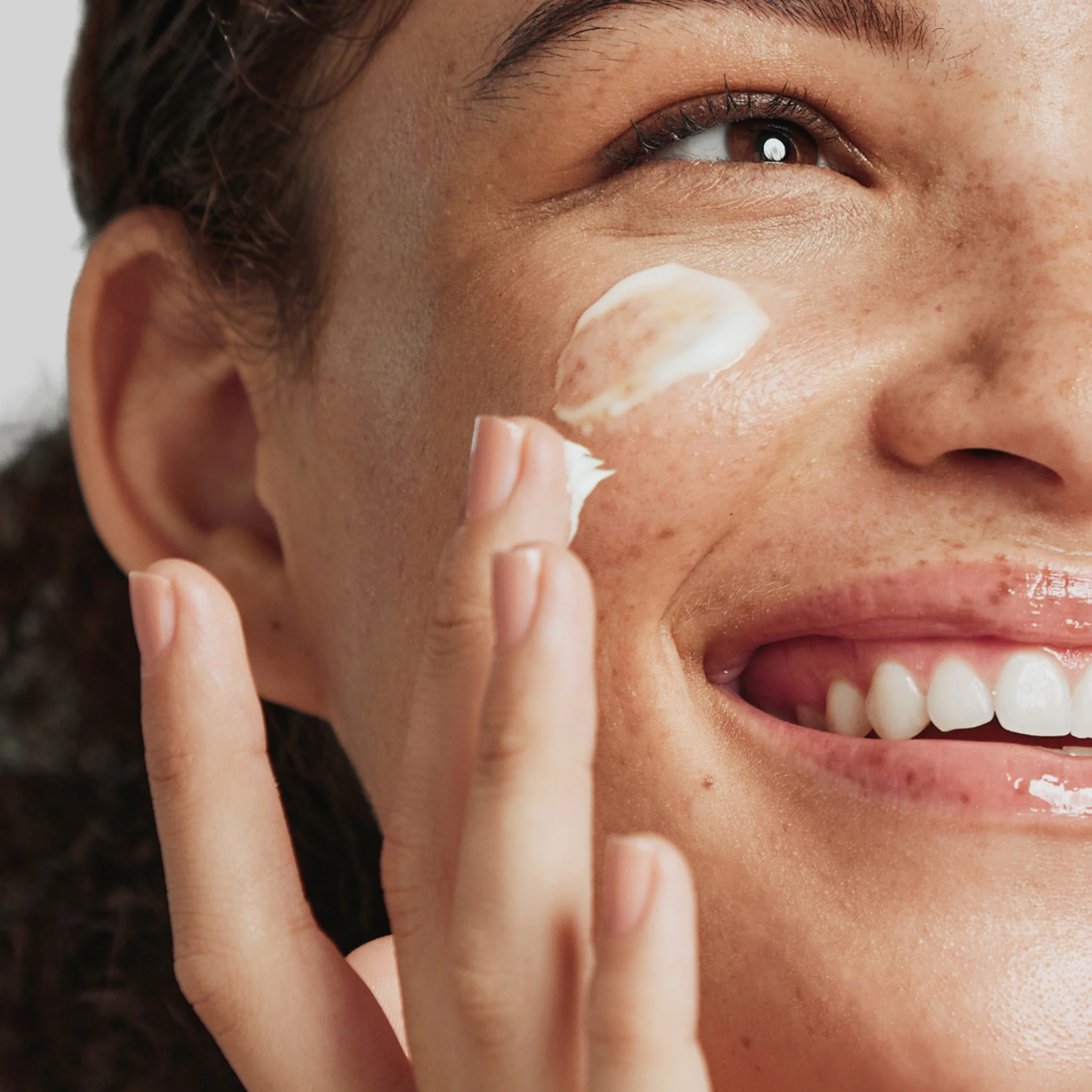 Vitamin E Hydrating Cream Cleanser - Image 4